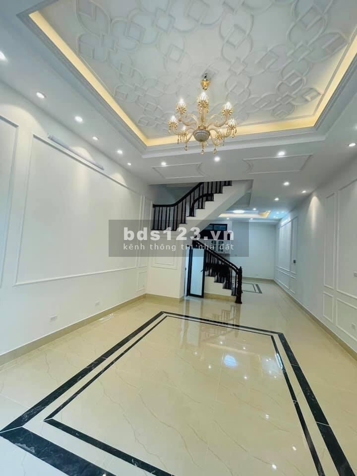 Gần 3 tỷ nhà đẹp 6 tầng nội thất hãng nổi tiếng gần phố