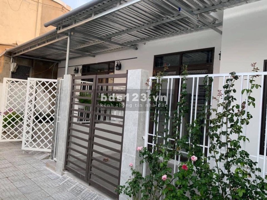 Nhà sổ riêng 2tỷ100tr, 80m2, mặt tiền đường nhựa thông gần chợ Tân Phước Khánh