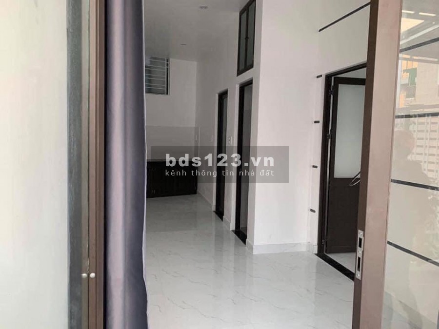Nhà sổ riêng 2tỷ100tr, 80m2, mặt tiền đường nhựa thông gần chợ Tân Phước Khánh