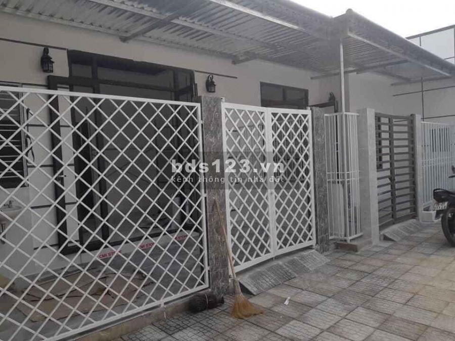 Nhà sổ riêng 2tỷ100tr, 80m2, mặt tiền đường nhựa thông gần chợ Tân Phước Khánh