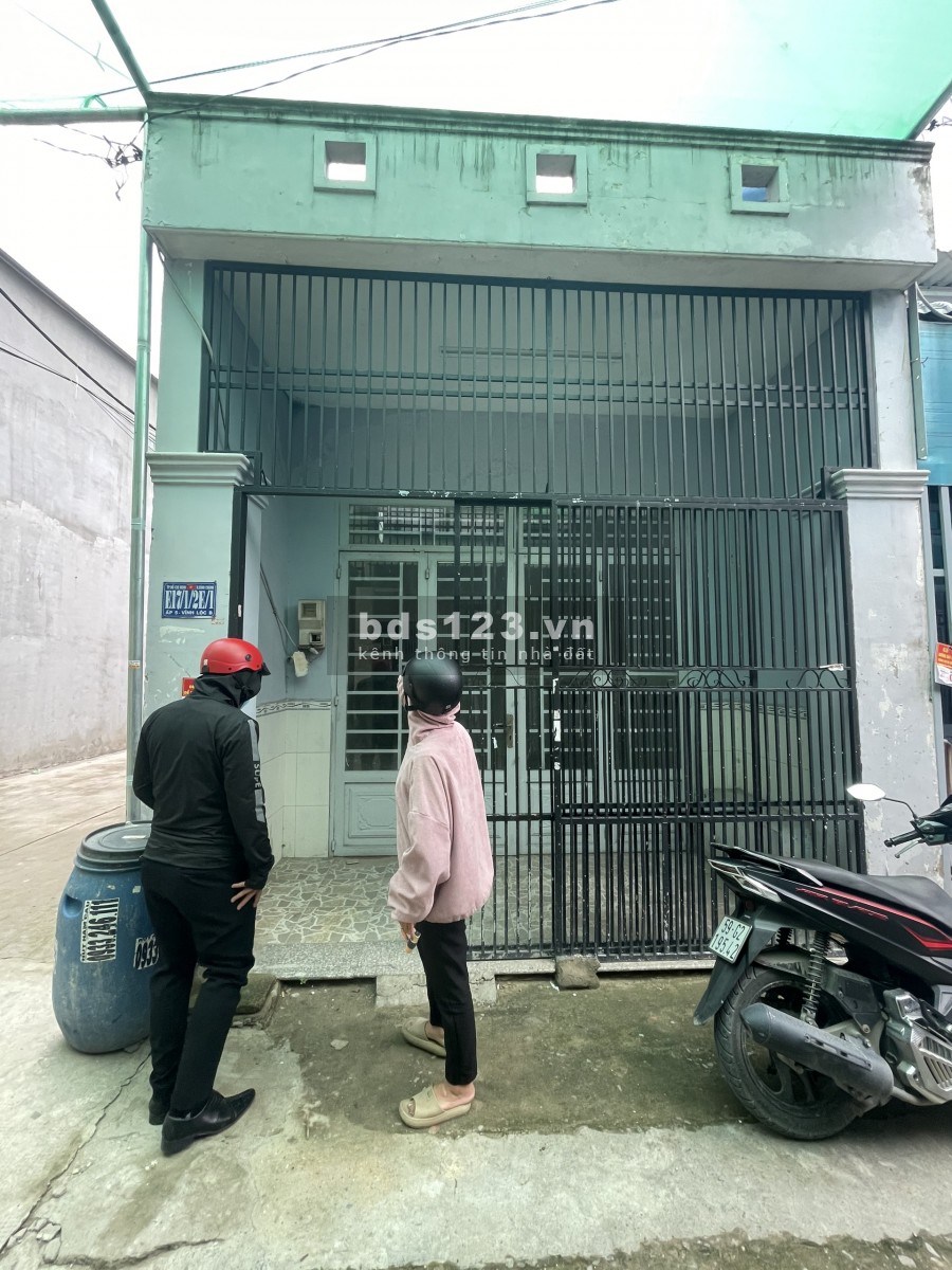 Nhà cần bán gấp ở ấp 5 Vĩnh Lộc B, Huyện Bình Chánh, mt 4m, xe ra vào thuận tiện