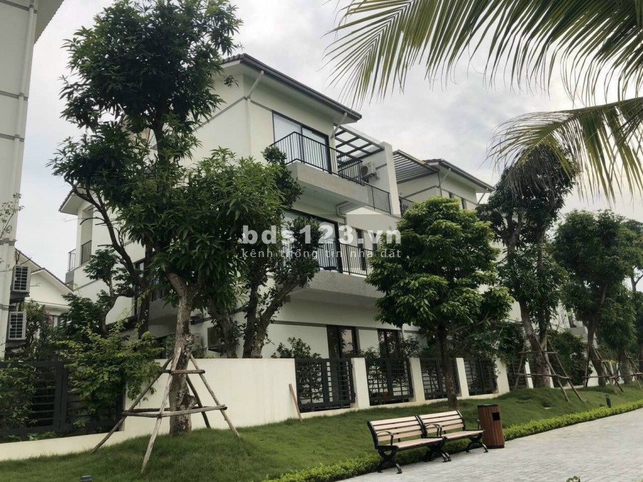 Bán lại biệt thự Vinhome Thăng Long đơn lập 223m2x3T view sông full nội thất 0817222333
