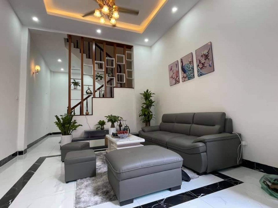 Nhà đẹp Nguyễn Ngọc Vũ giá 4,65 tỷ, dt 38m2, 4 tầng ô tô đỗ cửa mới keng ở ngay