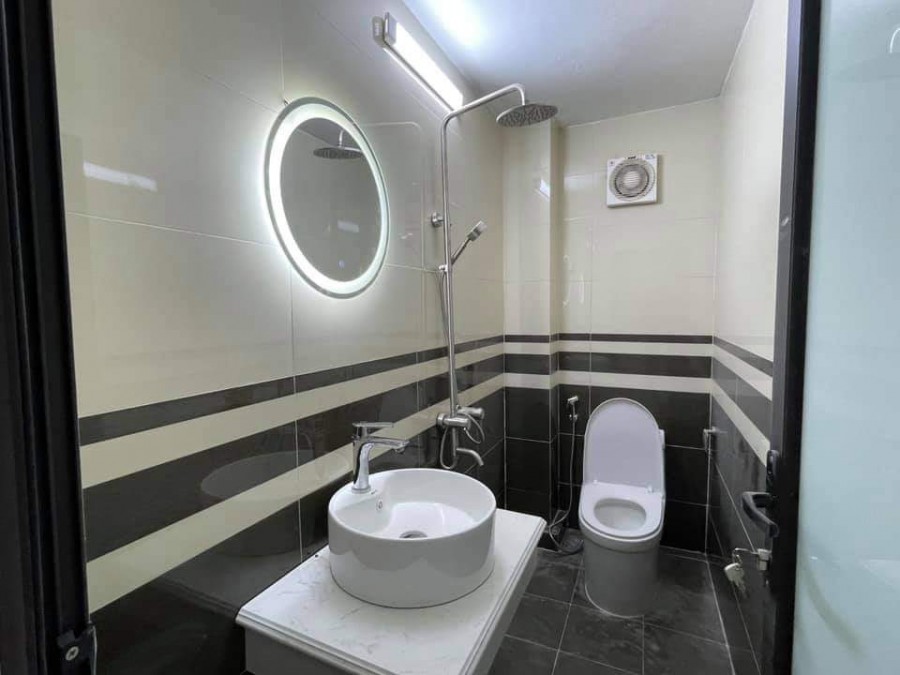 Nhà đẹp Nguyễn Ngọc Vũ giá 4,65 tỷ, dt 38m2, 4 tầng ô tô đỗ cửa mới keng ở ngay
