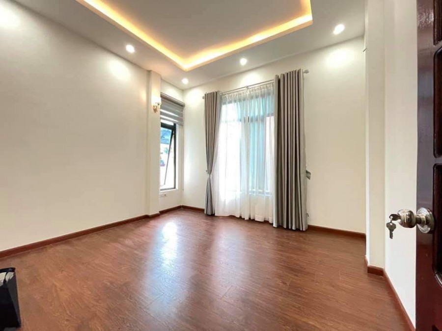 Nhà đẹp Nguyễn Ngọc Vũ giá 4,65 tỷ, dt 38m2, 4 tầng ô tô đỗ cửa mới keng ở ngay