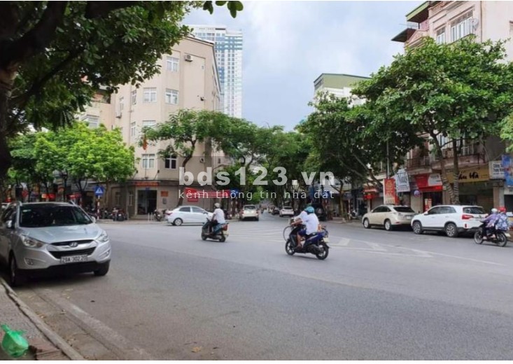 Bán nhà đang kinh doanh hàng cafe cực đông khách ở Ngọc Lâm .Mặt tiền 7 m +108 m2 .Quan tâm giá liên hệ Hương 0932328326