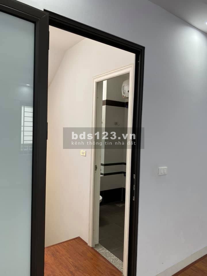 Chuyển công tác bán gấp nhà lô góc Vip Long Biên, giá trên 3 tỷ