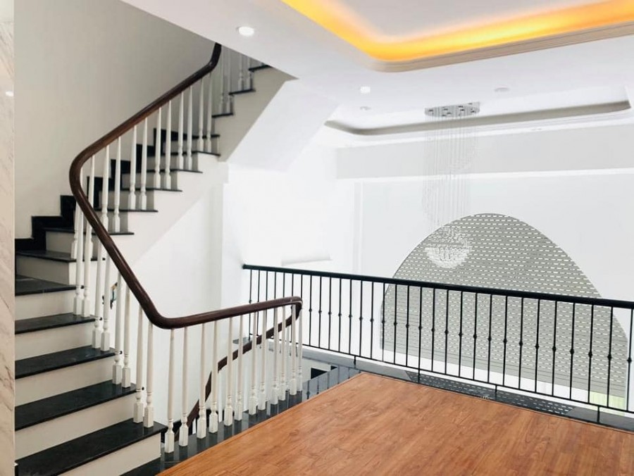 Nhà mới đẹp long lanh thang máy ô tô tránh kinh doanh văn phòng tốt, Long Biên