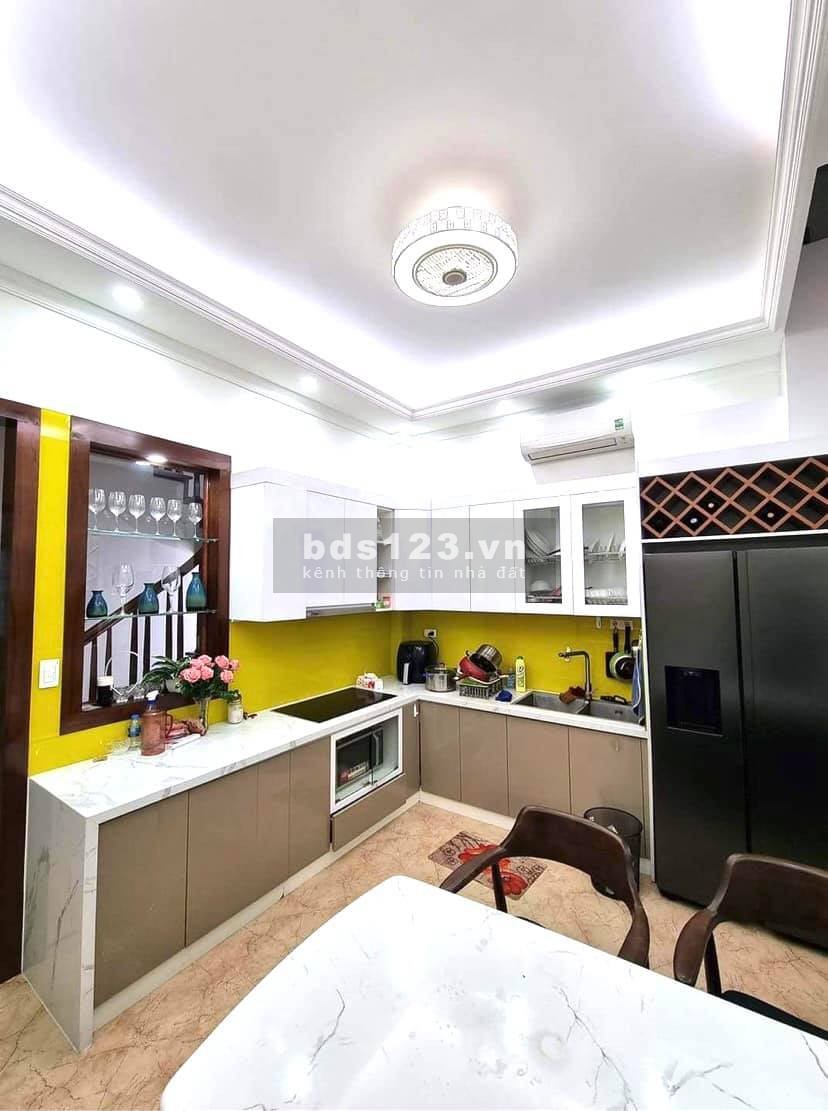 Siêu phẩm Cầu Giấy, ô tô vào nhà tặng full nội thất, dt 45m2, 5 tầng, giá 10 tỷ