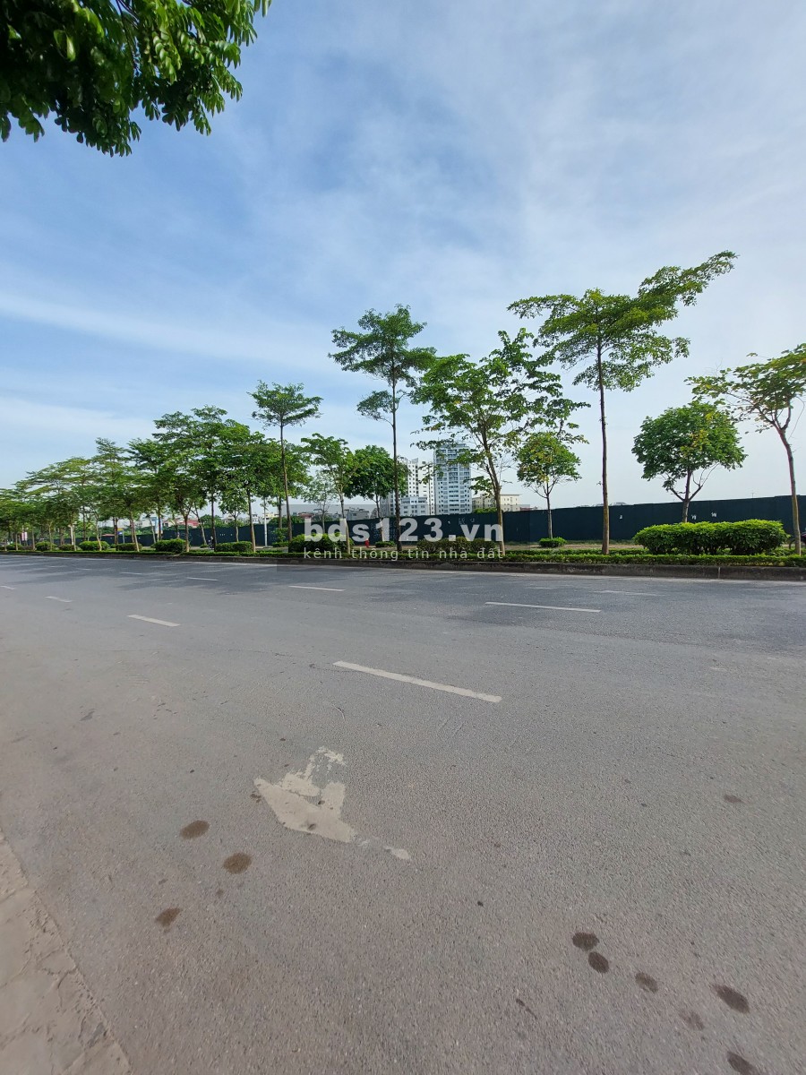 Chuyển công tác bán gấp nhà lô góc Vip Long Biên, giá trên 3 tỷ