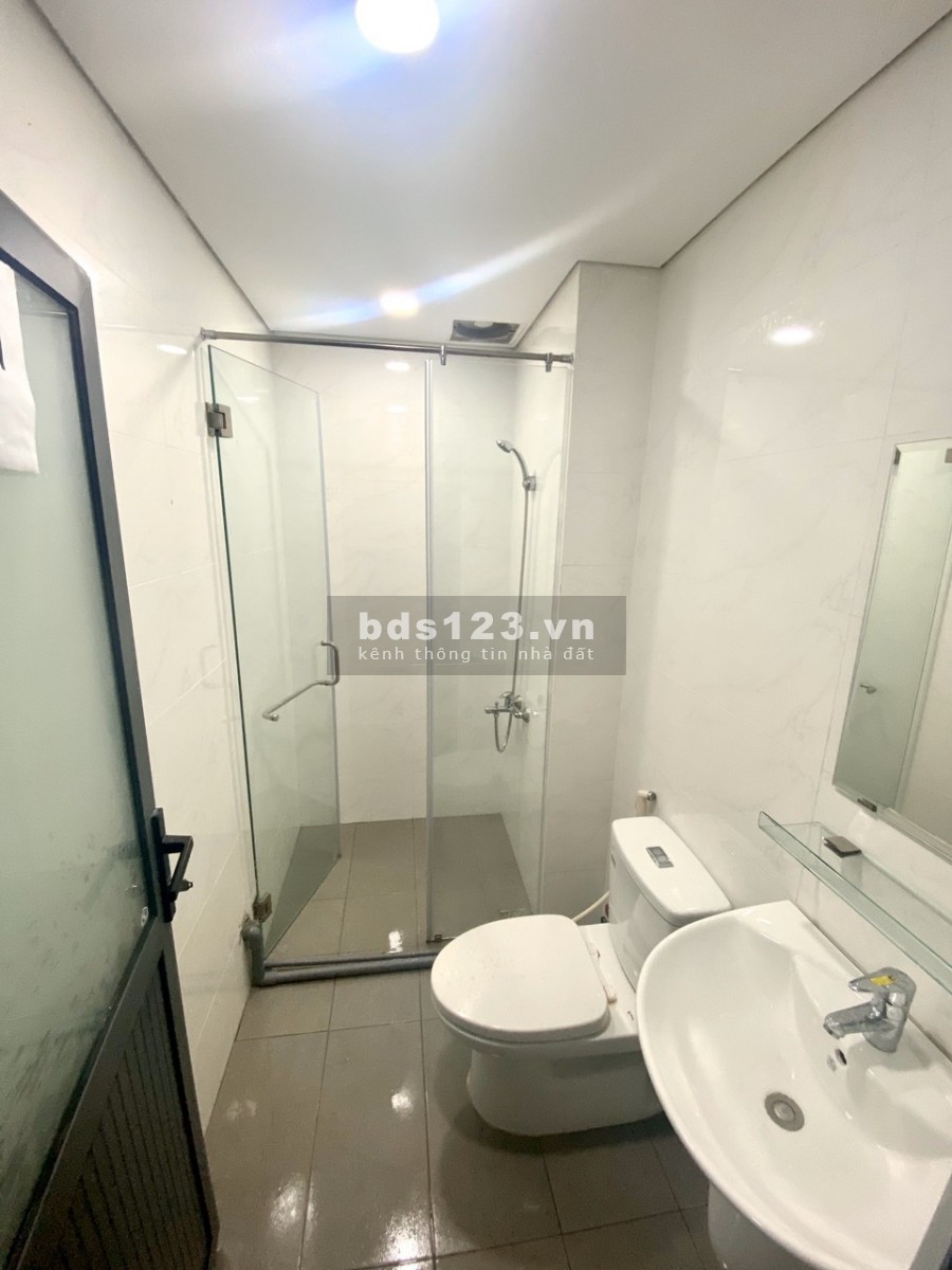 Cho thuê căn hộ quận 1 ban công gần CV Lê Văn 8.