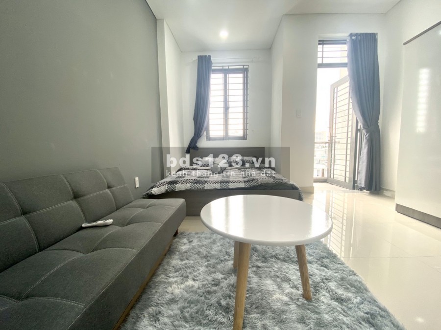 Cho thuê căn hộ quận 1 ban công gần CV Lê Văn 8.