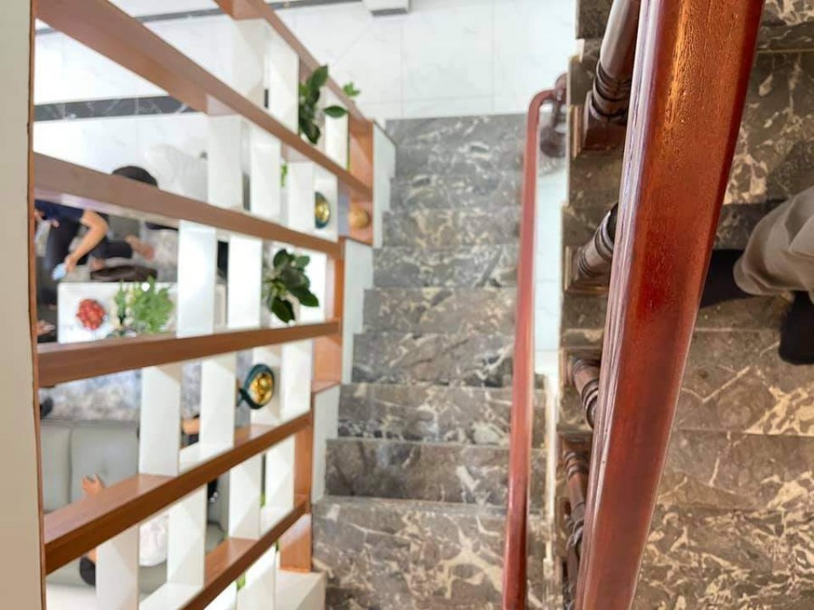 Bán nhà Nguyễn Ngọc Vũ Cầu Giấy ô to đỗ cổng dt 35m2 x 4 tầng hơn 4 tỷ, nhà cực đẹp