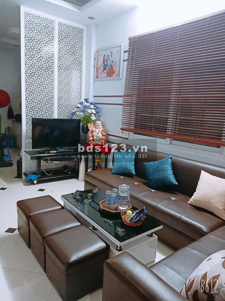 Chỉ nhỉnh 4 tỷ, nhà cực đẹp, chủ xinh lung linh, nhà hai mặt thoáng, gần phố, lh 0869697931