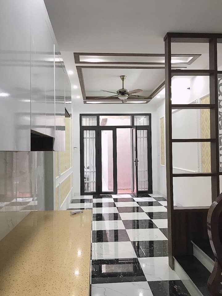 Bán gấp nhà Thạch Bàn, Long Biên, 30m2 x 5 Tầng x 2 tỷ 400, oto cách nhà 50m, Liên hệ 0944267031