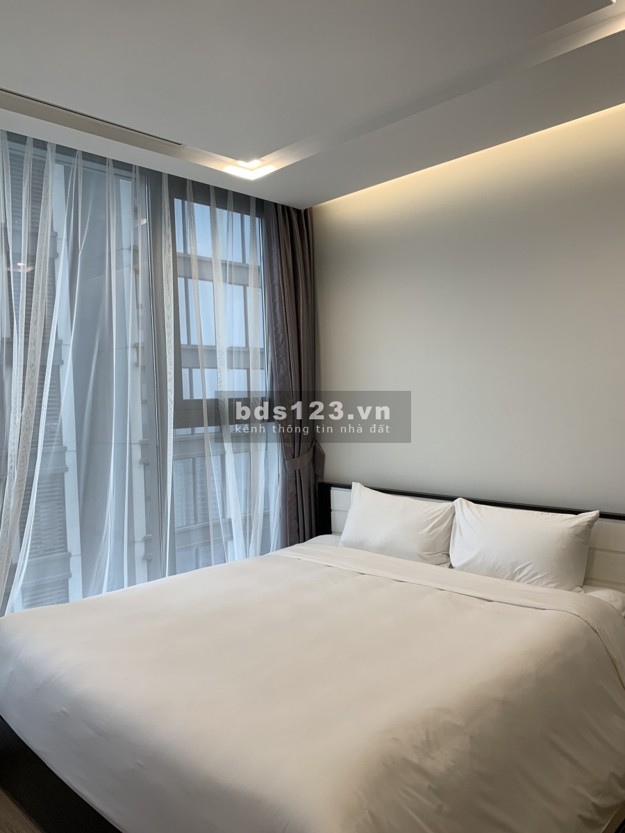 Bán Vinhomes Metropolis, 2 phòng ngủ, view trực diện ra Hồ Tây, full nội thất, giá có thương lượng.