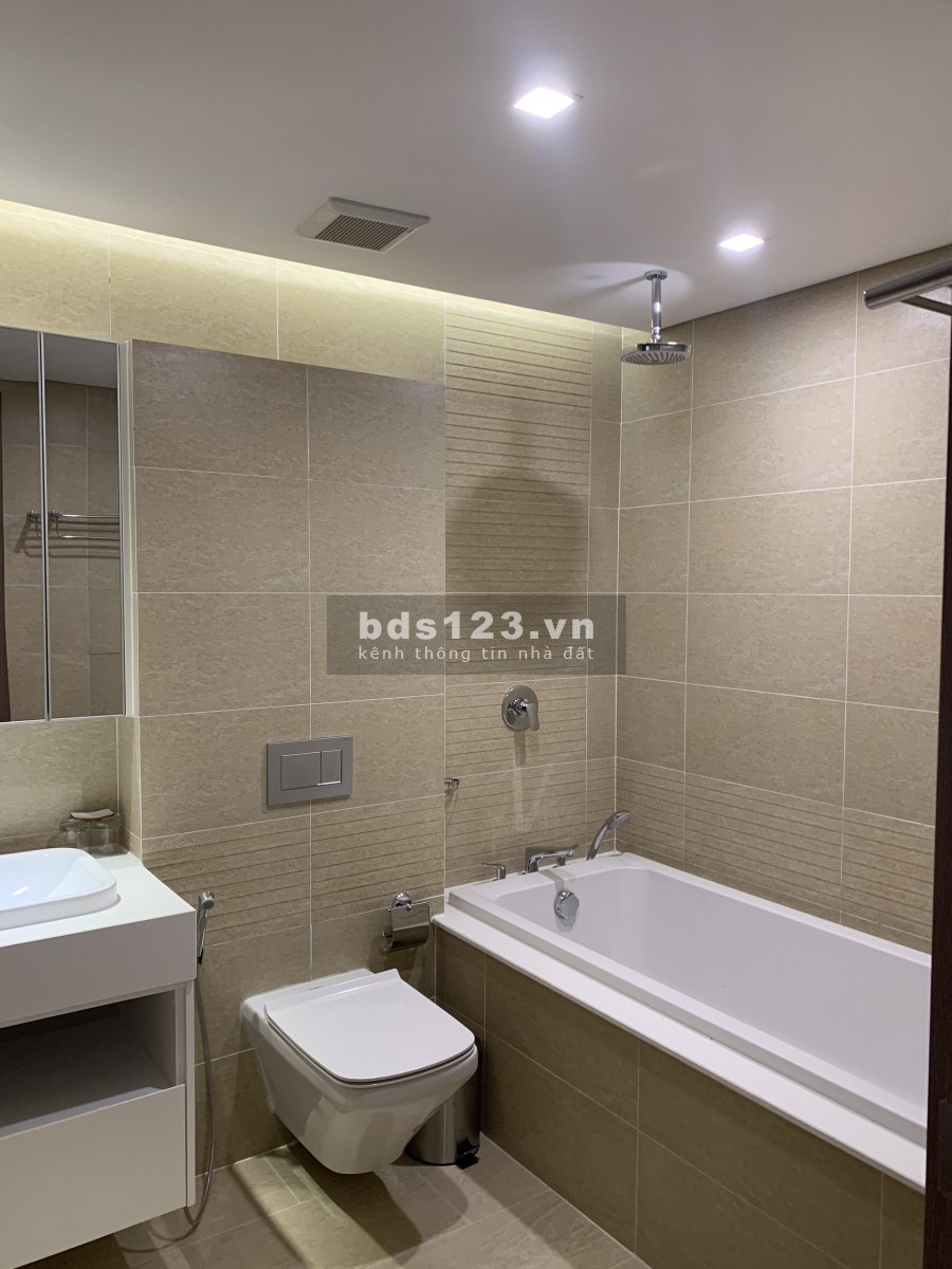 Bán Vinhomes Metropolis, 2 phòng ngủ, view trực diện ra Hồ Tây, full nội thất, giá có thương lượng.
