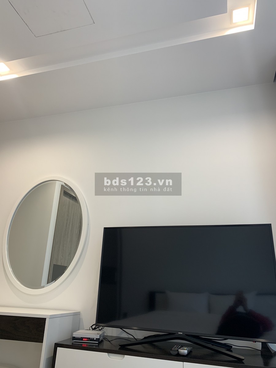 Bán Vinhomes Metropolis, 2 phòng ngủ, view trực diện ra Hồ Tây, full nội thất, giá có thương lượng.