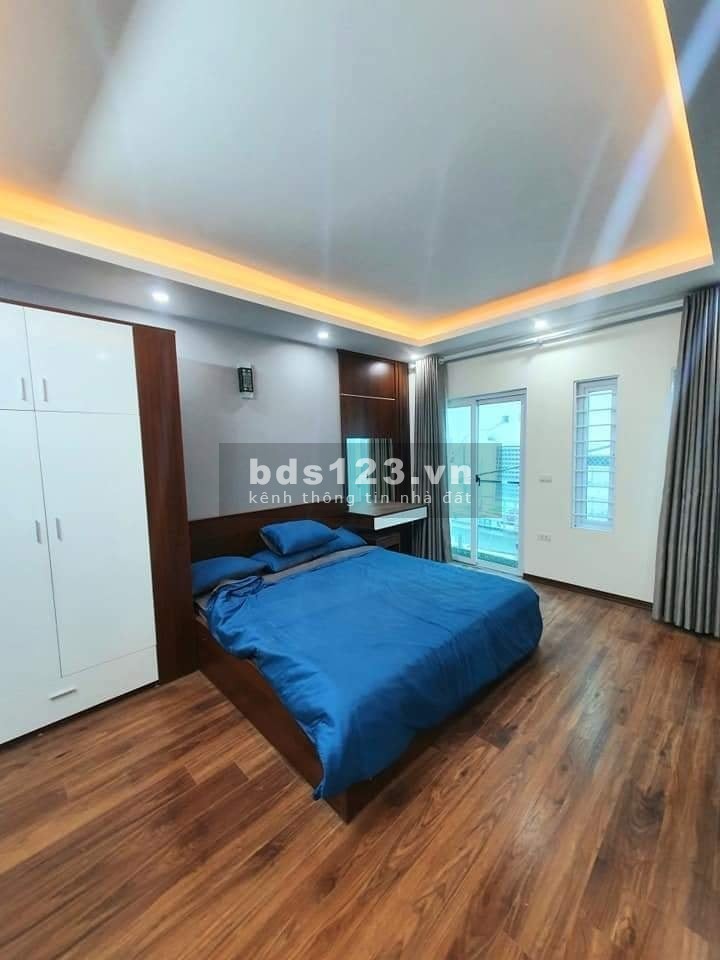 Gia đình cần bán căn nhà Hoàng Quốc Việt, dt 48m2, 5 tầng tự xây chắc chắn, giá 3.75 tỷ