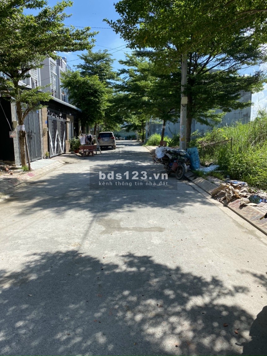 Lô C16 DT 54 m2 Giá 3.2 tỷ. Có thương lượng với khách thiện chí. Đường thông. Vị trí sạch đẹp LH chính chủ 0982779130.