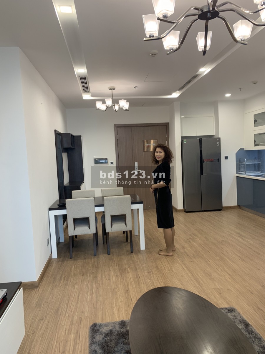 Bán Vinhomes Metropolis, 2 phòng ngủ, view trực diện ra Hồ Tây, full nội thất, giá có thương lượng.