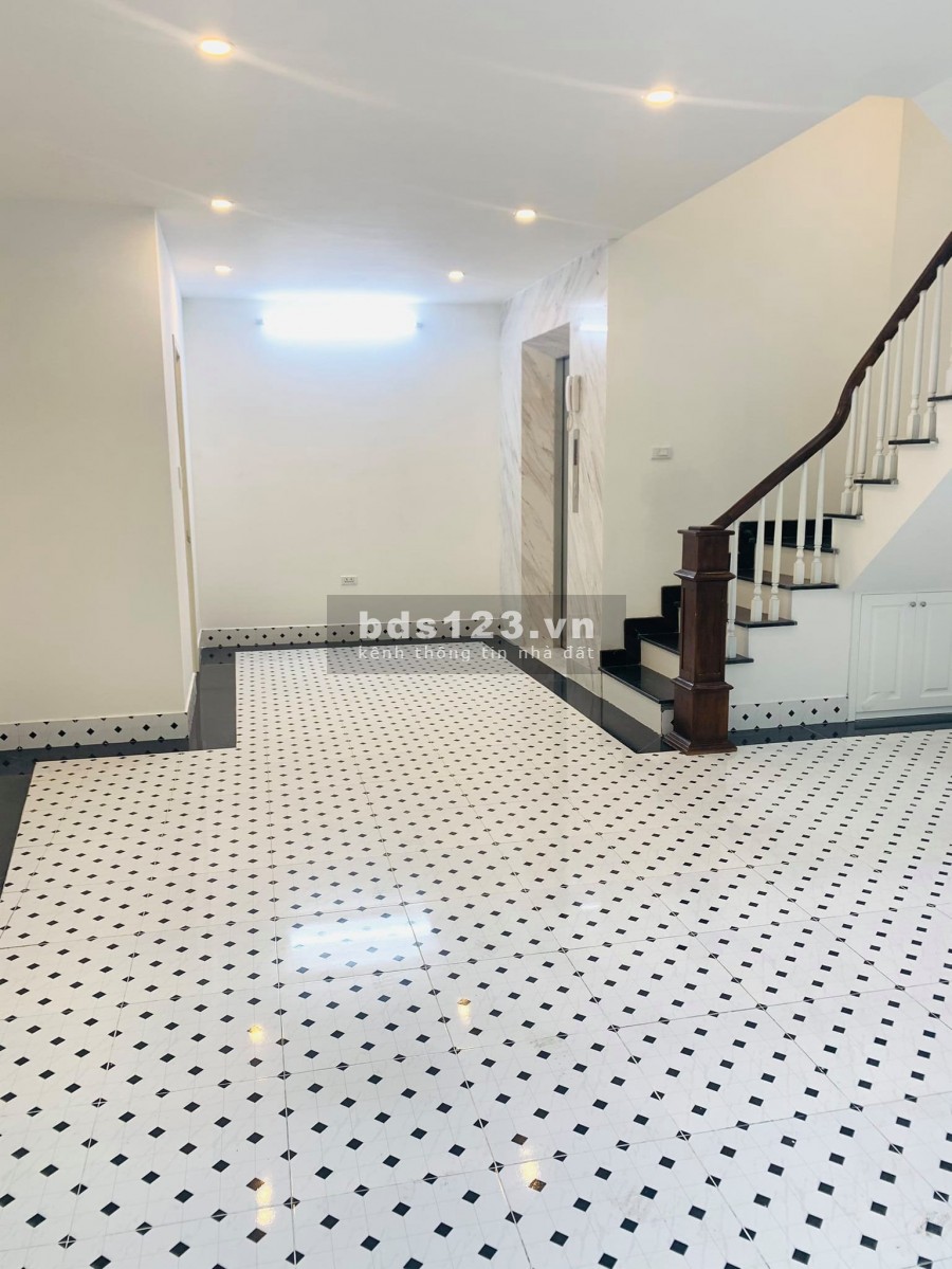 Nhà mới đẹp long lanh, thang máy, ô tô tránh Ngọc Thuỵ, giá 7.2 tỷ, lh 0922346363