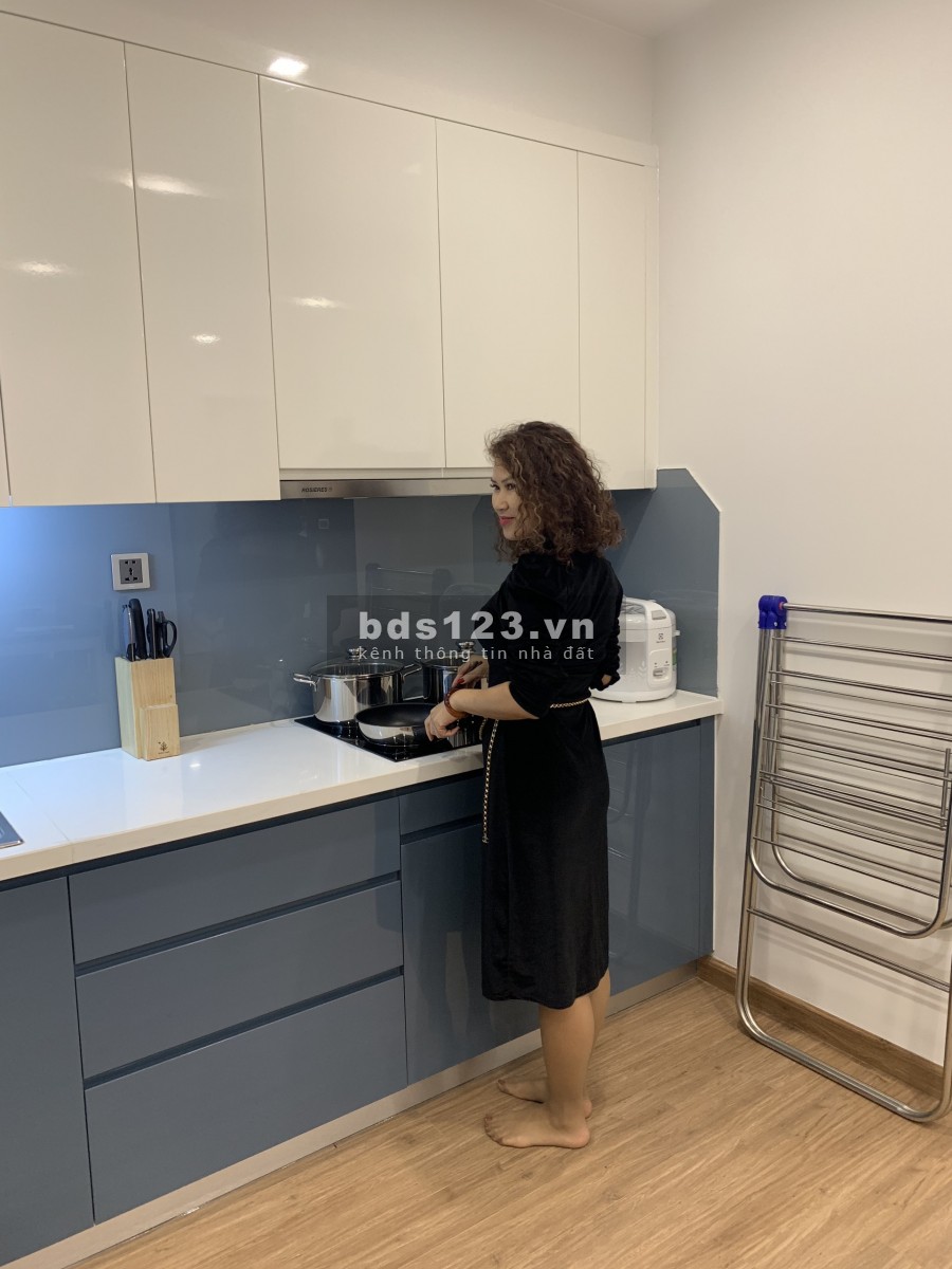 Bán Vinhomes Metropolis, 2 phòng ngủ, view trực diện ra Hồ Tây, full nội thất, giá có thương lượng.