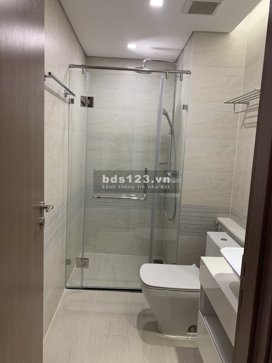 Bán Vinhomes Metropolis, 2 phòng ngủ, view trực diện ra Hồ Tây, full nội thất, giá có thương lượng.