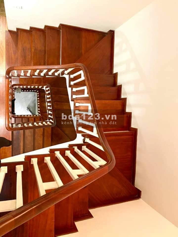 Bán nhà Phố Trạm, có 1 0 2 ,an sinh đỉnh dt 48m2 giá nhỉnh 3 tỷ