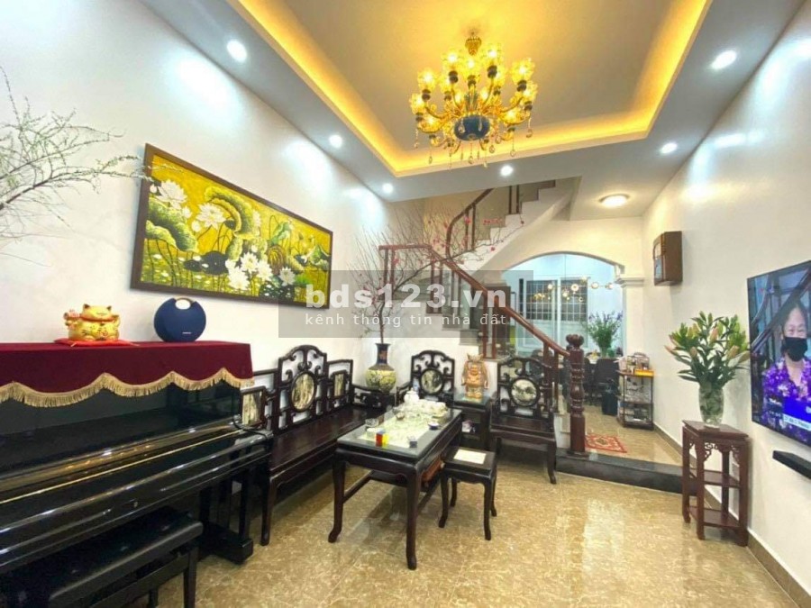 Lạc Long Quân, 44m2x3.84mMT, nhà mới cứng, Giá 5.5 tỷ.