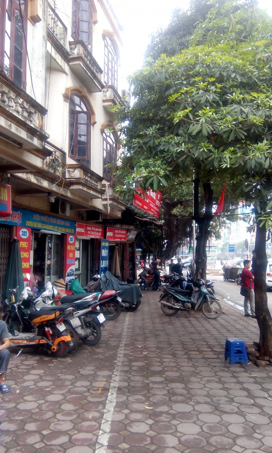Mặt phố Đại Cổ Việt Hai Bà Trưng kinh doanh vỉa hè rộng 350 triêu/m2.