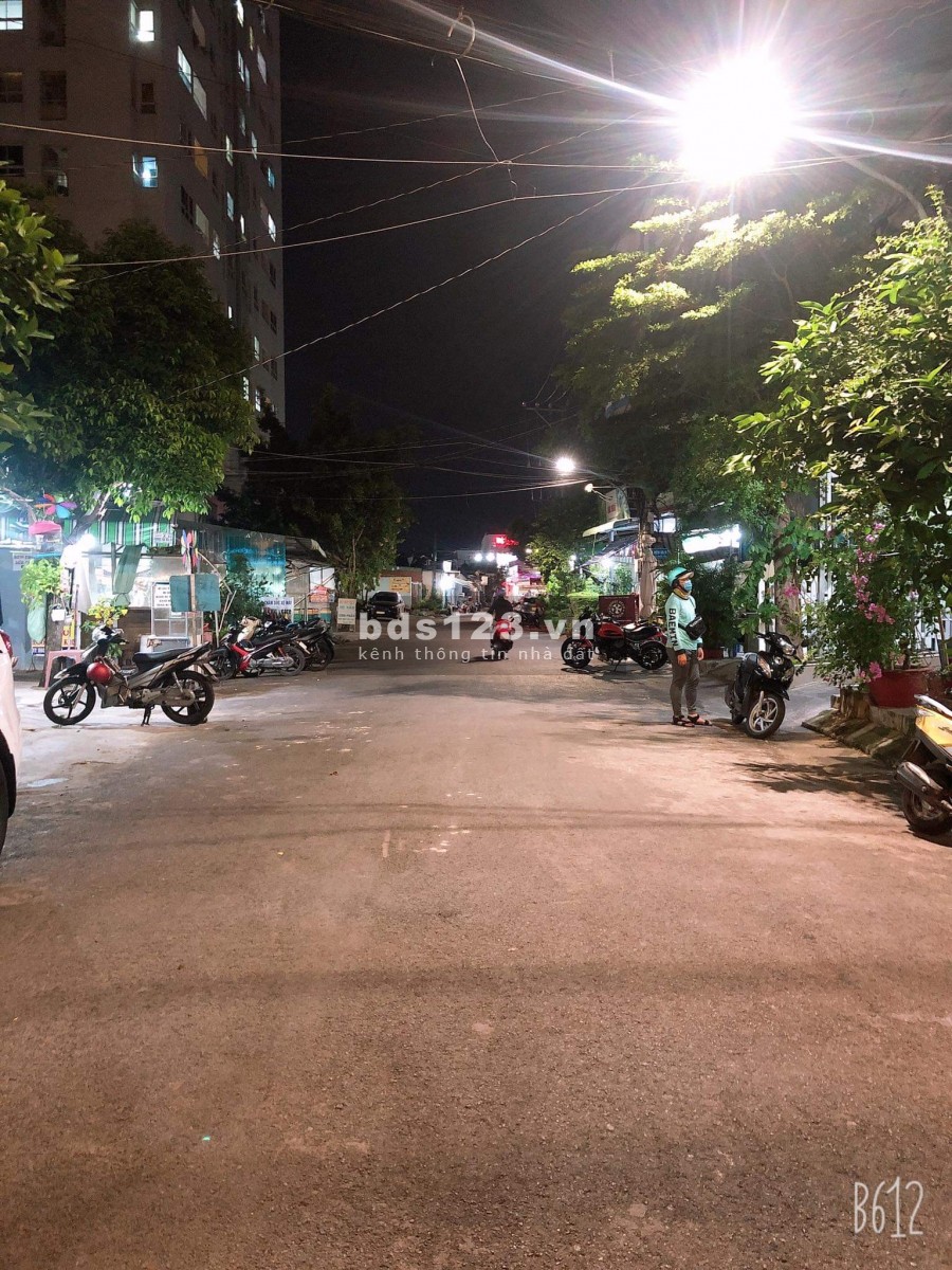 Bán nhà nguyên căn dtsd 42m2, giá 2.8 tỷ, lh 0906.686.015