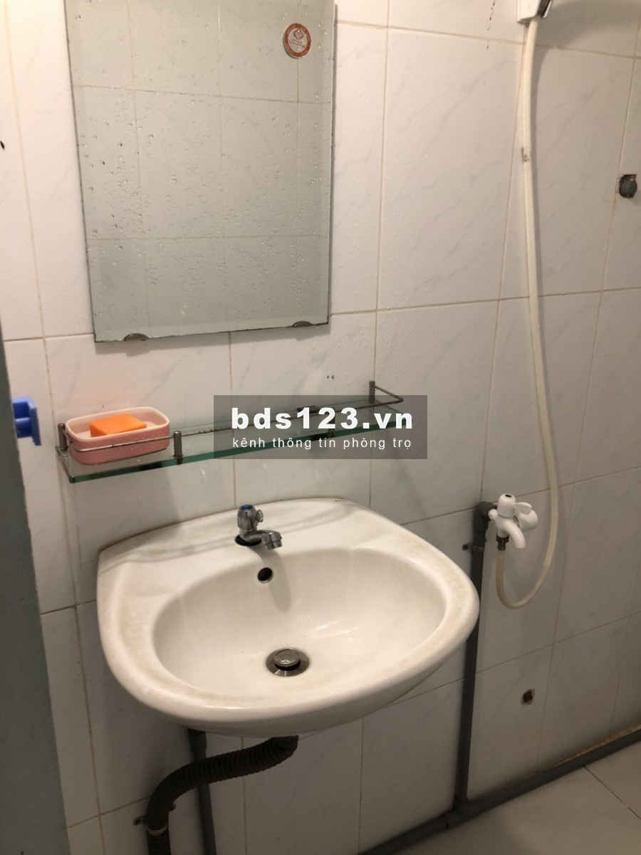 Còn phòng có máy lạnh, gác, cửa sổ. Tô Hiến Thành Q10. Giá: 3.4tr/th