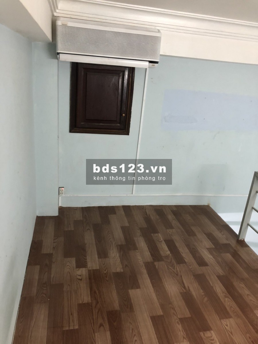 Còn phòng có máy lạnh, gác, cửa sổ. Tô Hiến Thành Q10. Giá: 3.4tr/th