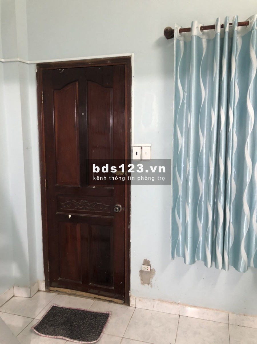 Còn phòng có máy lạnh, gác, cửa sổ. Tô Hiến Thành Q10. Giá: 3.4tr/th