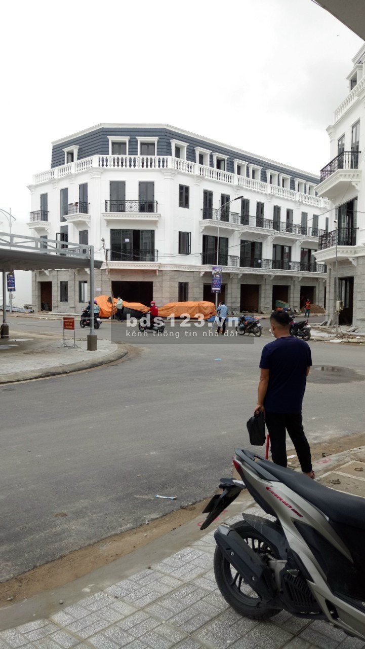 Bán nhà phố kiểu Pháp trung tâm chợ vào kinh doanh, ở ngay, còn 2 suất nội bộ