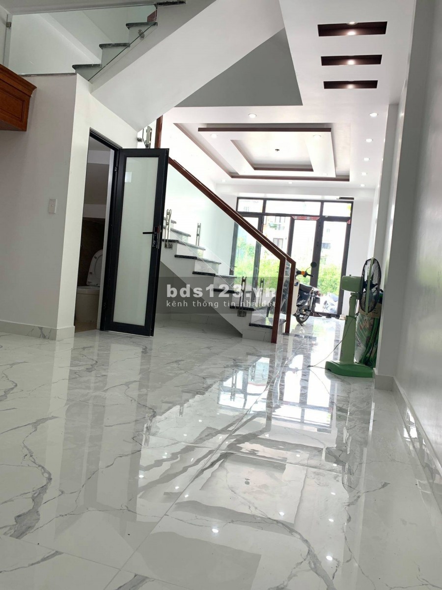 Bán nhà 4 tầng, đường 10m tại Hùng Vương, Hồng Bàng, giá 2.785 tỷ