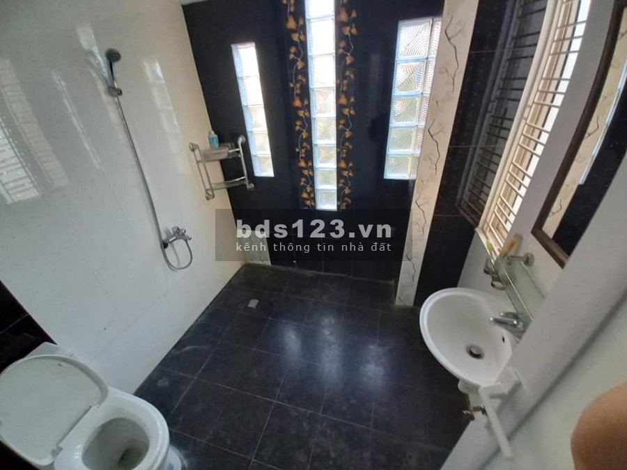 Nhà đẹp lô góc 3 mặt thoáng, ngõ thông sát phố giá chỉ 2.65. tỷ, lh 0945820099
