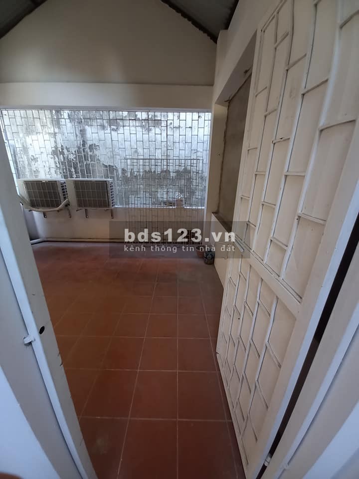 Nhà đẹp lô góc 3 mặt thoáng, ngõ thông sát phố giá chỉ 2.65. tỷ, lh 0945820099