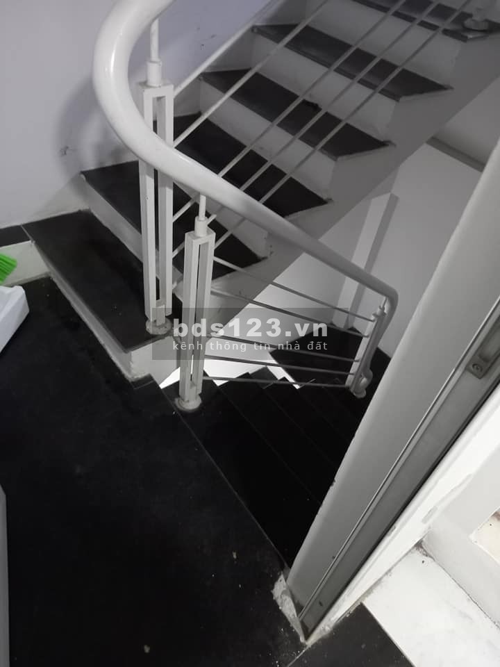 Nhà đẹp lô góc 3 mặt thoáng, ngõ thông sát phố giá chỉ 2.65. tỷ, lh 0945820099