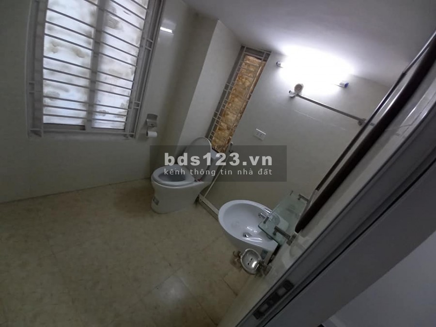 Nhà đẹp lô góc 3 mặt thoáng, ngõ thông sát phố giá chỉ 2.65. tỷ, lh 0945820099