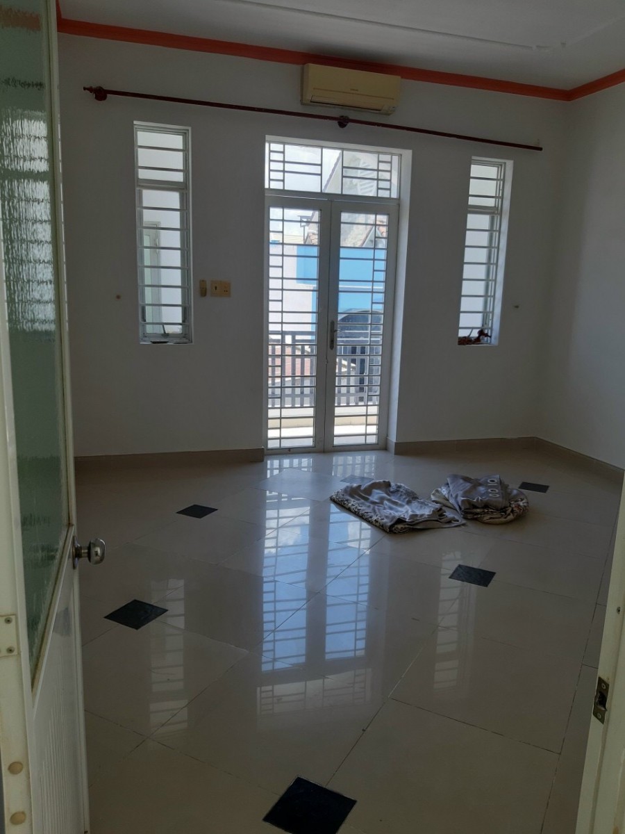 Bán nhành nguyên căn nhà hẻm 6m đường Phú Thuận, DTSD 240 m2, 3 lầu, Giá: 7,4 tỷ