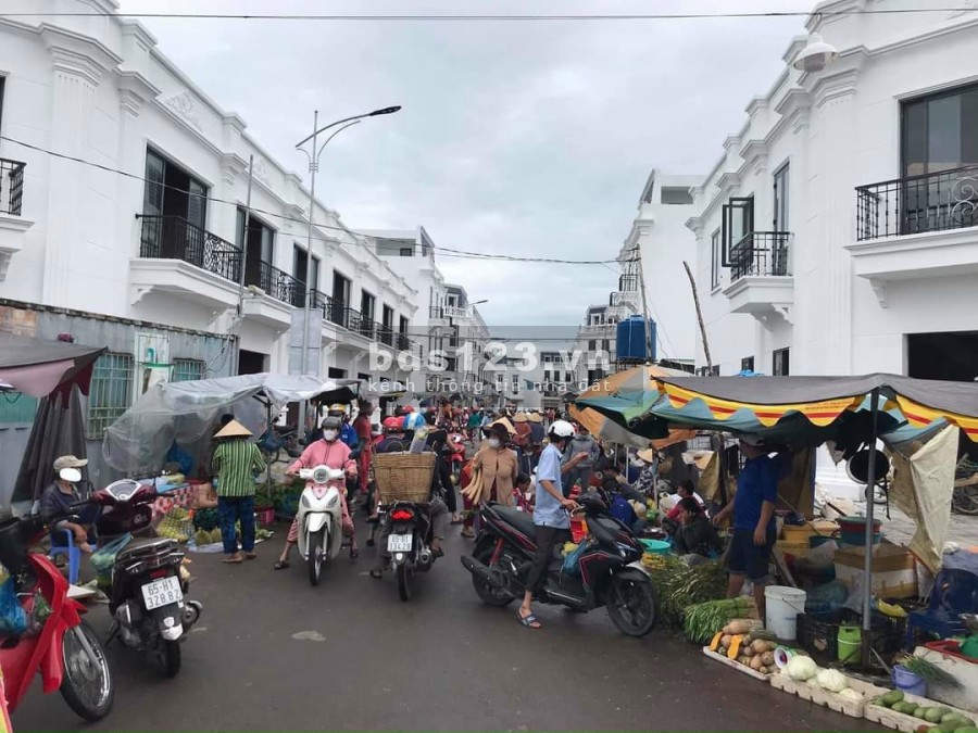 Bán nhà phố kiểu Pháp trung tâm chợ vào kinh doanh, ở ngay, còn 2 suất nội bộ