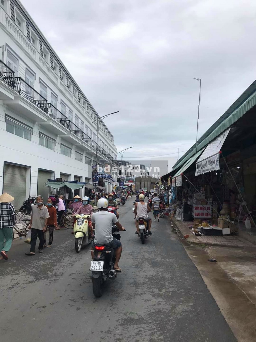 Bán nhà phố kiểu Pháp trung tâm chợ vào kinh doanh, ở ngay, còn 2 suất nội bộ