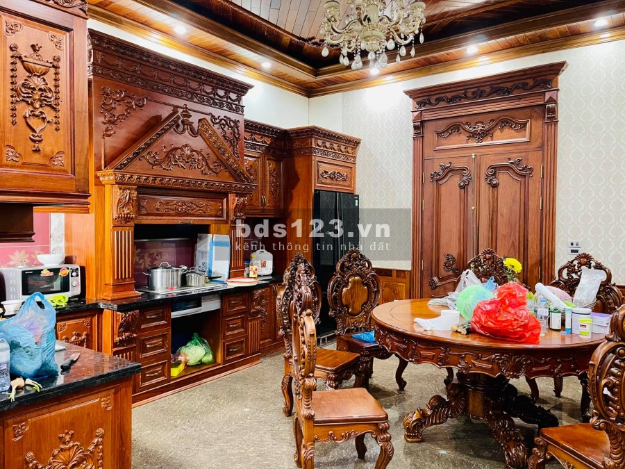 Bán nhà chia tài sản Nguyễn Văn Lộc diện tích 200 m xây 3 tầng mặt tiền 9 m lô góc giá 15 tỷ