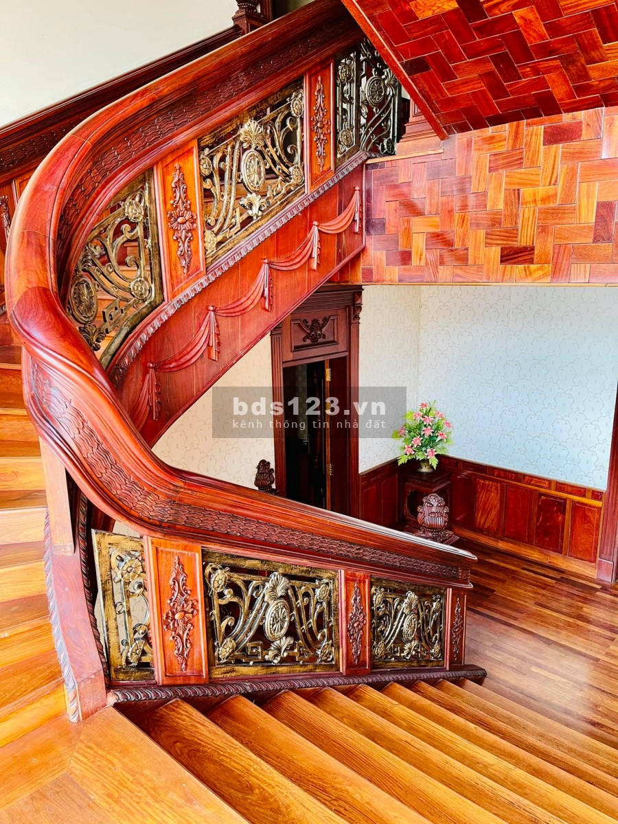 Bán nhà chia tài sản Nguyễn Văn Lộc diện tích 200 m xây 3 tầng mặt tiền 9 m lô góc giá 15 tỷ