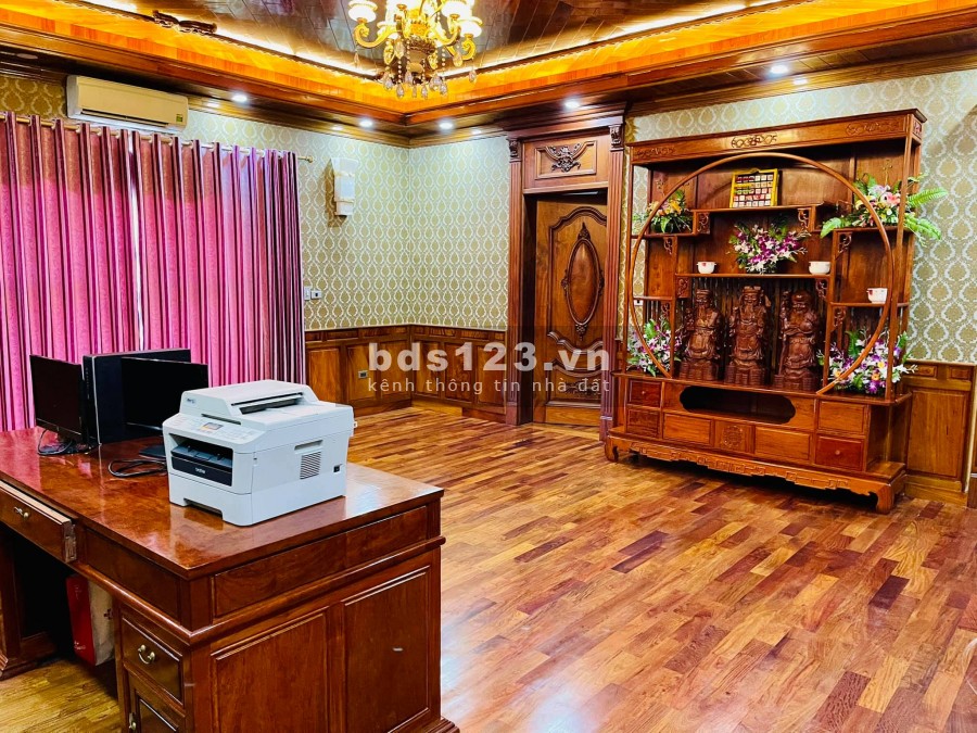 Bán nhà chia tài sản Nguyễn Văn Lộc diện tích 200 m xây 3 tầng mặt tiền 9 m lô góc giá 15 tỷ