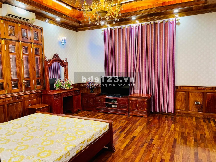 Bán nhà chia tài sản Nguyễn Văn Lộc diện tích 200 m xây 3 tầng mặt tiền 9 m lô góc giá 15 tỷ