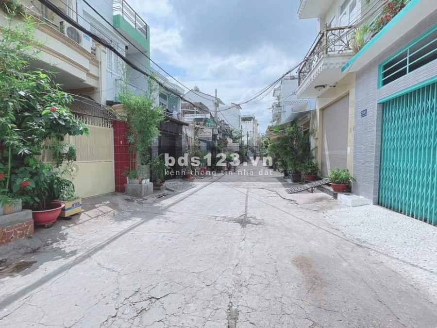 BÁN GẤP Nhà quận Tân Phú giá cực rẻ - Chỉ 2.2 tỷ.