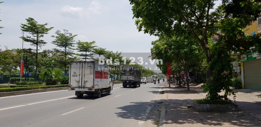 Bán nhà 3 tầng, đường Lê Trọng Tấn, ô tô đỗ cửa, dt 50m2, giá 3.9 tỷ